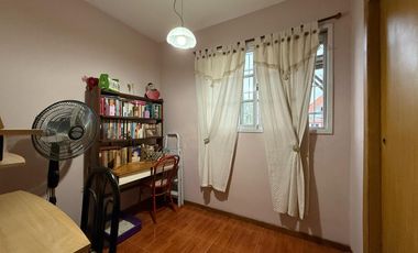 Casa de cinco ambientes con cochera y terraza en venta en Bernal