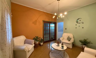 Casa de cinco ambientes con cochera y terraza en venta en Bernal