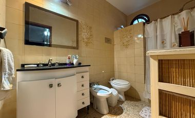 Casa de cinco ambientes con cochera y terraza en venta en Bernal