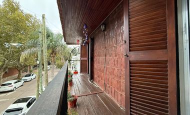 Casa de cinco ambientes con cochera y terraza en venta en Bernal