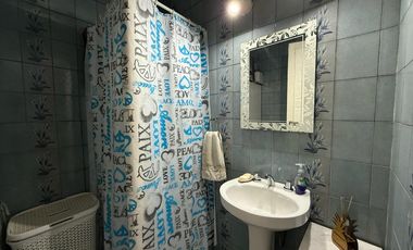 Casa de cinco ambientes con cochera y terraza en venta en Bernal