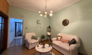 Casa de cinco ambientes con cochera y terraza en venta en Bernal