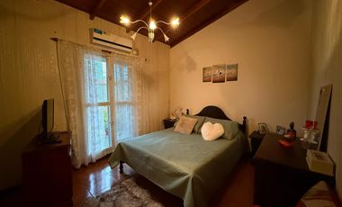 Casa de cinco ambientes con cochera y terraza en venta en Bernal