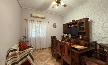 Casa de cinco ambientes con cochera y terraza en venta en Bernal