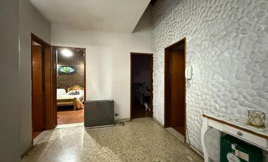 Casa de cinco ambientes con cochera y terraza en venta en Bernal