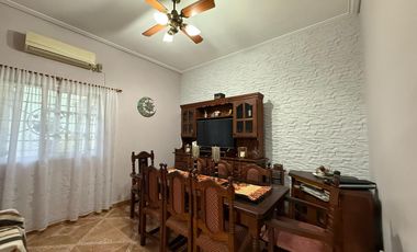 Casa de cinco ambientes con cochera y terraza en venta en Bernal