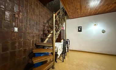 Casa de cinco ambientes con cochera y terraza en venta en Bernal