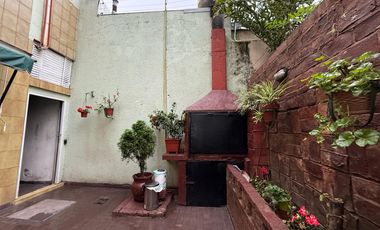 Casa de cinco ambientes con cochera y terraza en venta en Bernal