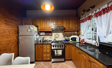 Casa de cinco ambientes con cochera y terraza en venta en Bernal