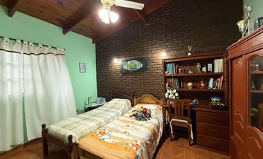 Casa de cinco ambientes con cochera y terraza en venta en Bernal