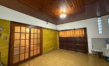 Casa de cinco ambientes con cochera y terraza en venta en Bernal