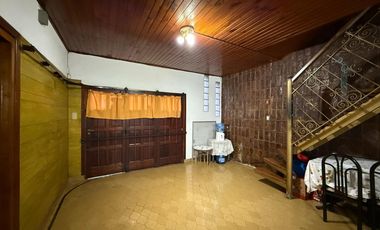 Casa de cinco ambientes con cochera y terraza en venta en Bernal