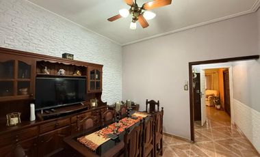 Casa de cinco ambientes con cochera y terraza en venta en Bernal