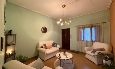 Casa de cinco ambientes con cochera y terraza en venta en Bernal