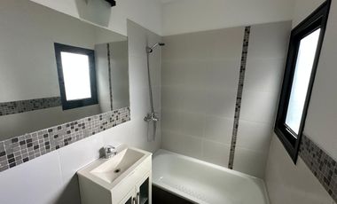 Hermoso 2 Ambientes con Piscina, Jardín y Balcón – Excelente Ubicación