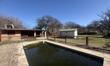 Casa en Venta con pileta y Quincho
