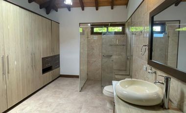 Vendo hermosa casa campestre 1 piso La Ceja a 5 mins. del parque