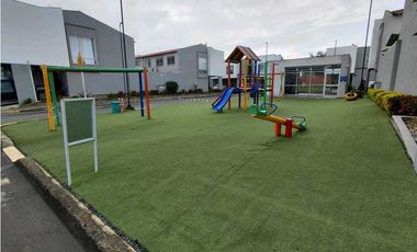 SE VENDE CASA ESQUINERA EN CIUDAD COUNTRY JAMUND