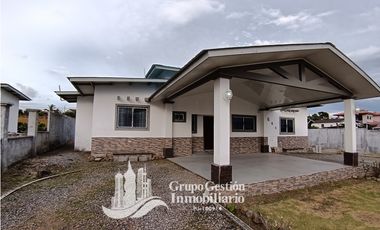 Alquilo casa elegante con finos acabados en Boquete