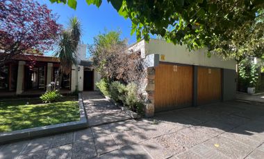 Casa en venta frente al parque en San Rafael