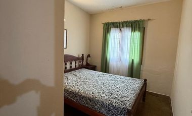 CASA S/LOTE 10x30 de 3 amb. con cochera pasante y parque en LA LUCILA.LA COSTA. EN VENTA