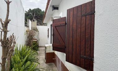 CASA S/LOTE 10x30 de 3 amb. con cochera pasante y parque en LA LUCILA.LA COSTA. EN VENTA