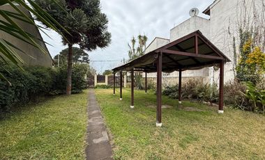 CASA S/LOTE 10x30 de 3 amb. con cochera pasante y parque en LA LUCILA.LA COSTA. EN VENTA