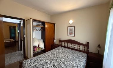 CASA S/LOTE 10x30 de 3 amb. con cochera pasante y parque en LA LUCILA.LA COSTA. EN VENTA