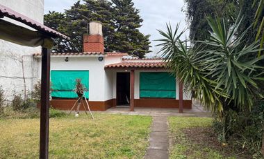 CASA S/LOTE 10x30 de 3 amb. con cochera pasante y parque en LA LUCILA.LA COSTA. EN VENTA