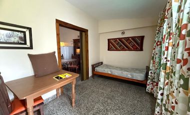 CASA S/LOTE 10x30 de 3 amb. con cochera pasante y parque en LA LUCILA.LA COSTA. EN VENTA