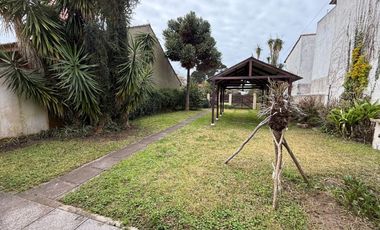 CASA S/LOTE 10x30 de 3 amb. con cochera pasante y parque en LA LUCILA.LA COSTA. EN VENTA