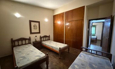 CASA S/LOTE 10x30 de 3 amb. con cochera pasante y parque en LA LUCILA.LA COSTA. EN VENTA