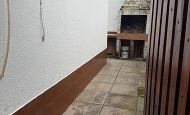 CASA S/LOTE 10x30 de 3 amb. con cochera pasante y parque en LA LUCILA.LA COSTA. EN VENTA