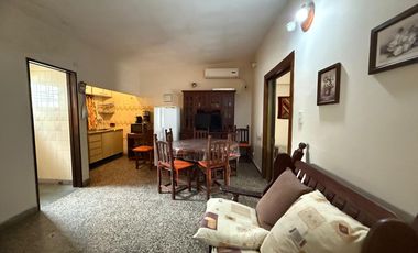 CASA S/LOTE 10x30 de 3 amb. con cochera pasante y parque en LA LUCILA.LA COSTA. EN VENTA