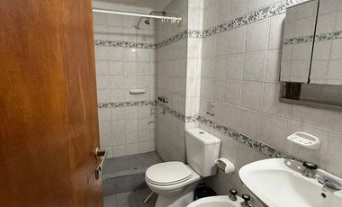 CASA S/LOTE 10x30 de 3 amb. con cochera pasante y parque en LA LUCILA.LA COSTA. EN VENTA