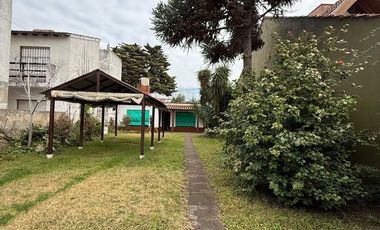 CASA S/LOTE 10x30 de 3 amb. con cochera pasante y parque en LA LUCILA.LA COSTA. EN VENTA