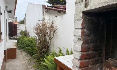 CASA S/LOTE 10x30 de 3 amb. con cochera pasante y parque en LA LUCILA.LA COSTA. EN VENTA