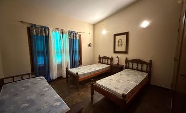 CASA S/LOTE 10x30 de 3 amb. con cochera pasante y parque en LA LUCILA.LA COSTA. EN VENTA