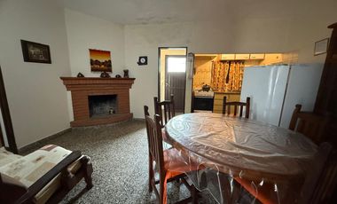 CASA S/LOTE 10x30 de 3 amb. con cochera pasante y parque en LA LUCILA.LA COSTA. EN VENTA