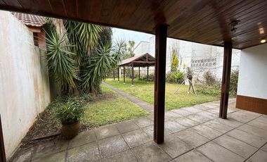 CASA S/LOTE 10x30 de 3 amb. con cochera pasante y parque en LA LUCILA.LA COSTA. EN VENTA