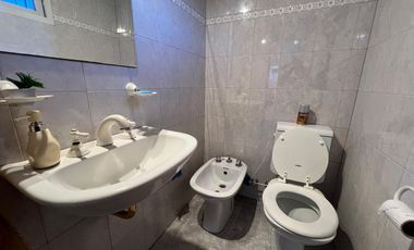 Casa PH de cinco ambientes con patio y pileta a la venta en Wilde