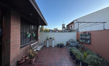 Casa PH de cinco ambientes con patio y pileta a la venta en Wilde