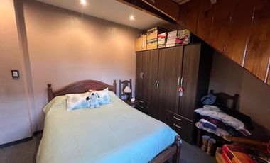 Casa PH de cinco ambientes con patio y pileta a la venta en Wilde