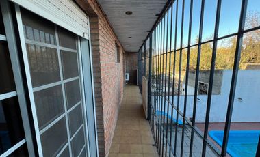 Casa PH de cinco ambientes con patio y pileta a la venta en Wilde