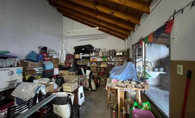 Casa PH de cinco ambientes con patio y pileta a la venta en Wilde