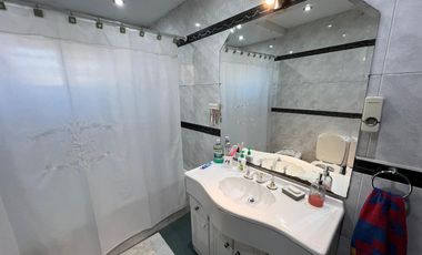 Casa PH de cinco ambientes con patio y pileta a la venta en Wilde