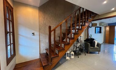 Casa PH de cinco ambientes con patio y pileta a la venta en Wilde