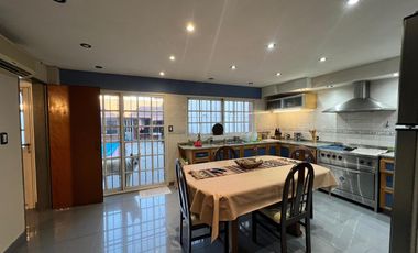 Casa PH de cinco ambientes con patio y pileta a la venta en Wilde