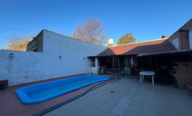 Casa PH de cinco ambientes con patio y pileta a la venta en Wilde