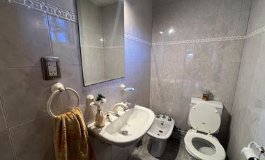 Casa PH de cinco ambientes con patio y pileta a la venta en Wilde